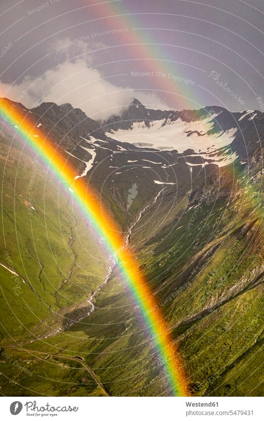 Doppelter Regenbogen in Berglandschaft Außenaufnahme außen draußen im Freien Tag Tageslichtaufnahme Tageslichtaufnahmen Tagesaufnahme am Tag Tagesaufnahmen