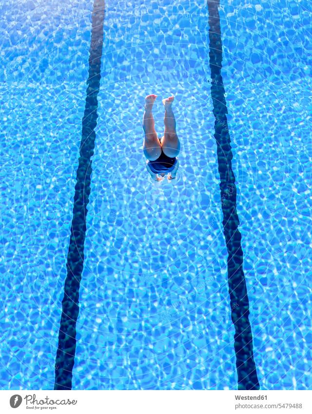 Junge Frau, die an einem sonnigen Tag ins Schwimmbad springt Farbaufnahme Farbe Farbfoto Farbphoto Außenaufnahme außen draußen im Freien Tageslichtaufnahme