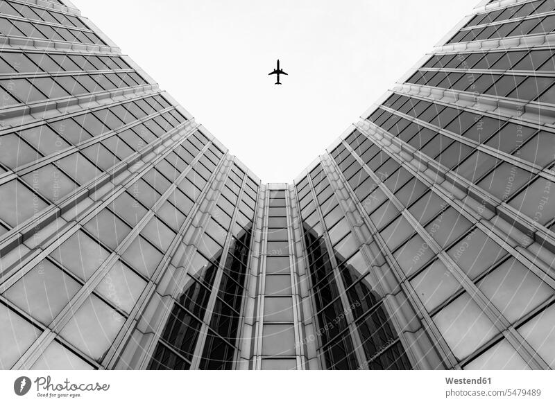 Deutschland, Düsseldorf, Blick von unten auf Ebene und Fassaden von Hochhäusern wolkenlos Textfreiraum ohne Wolken hoch Höhe Himmel Untersicht Froschperspektive