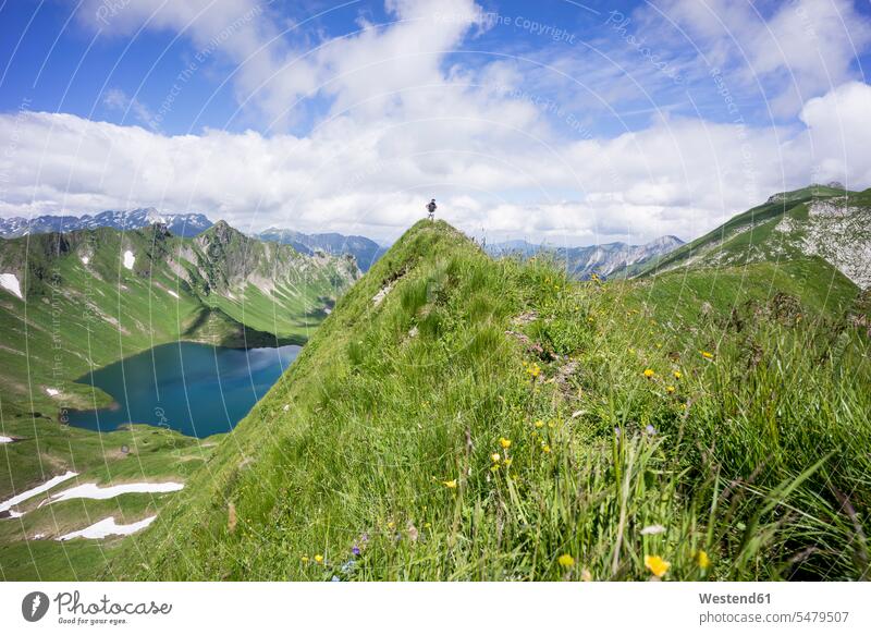 Wanderer am Aussichtspunkt, Schrecksee, Bayern, Deutschland Muße auf Achse in Bewegung Abenteuer abenteuerlich Ansicht Ausblick Überblick Wiesen Wolken