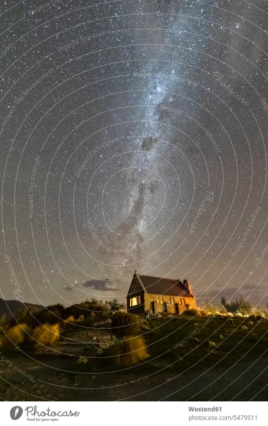 Neuseeland, Ozeanien, Südinsel, Tekapo-See, Kirche des Guten Hirten und Milchstraße am nächtlichen Himmel Außenaufnahme außen draußen im Freien Architektur