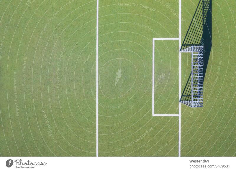 Drohnenschuss vom Fußballfeld Abwesenheit abwesend menschenleer Luftaufnahme Luftaufnahmen Luftbild Luftbilder Vogelperspektive Aerial Hintergrund Hintergründe