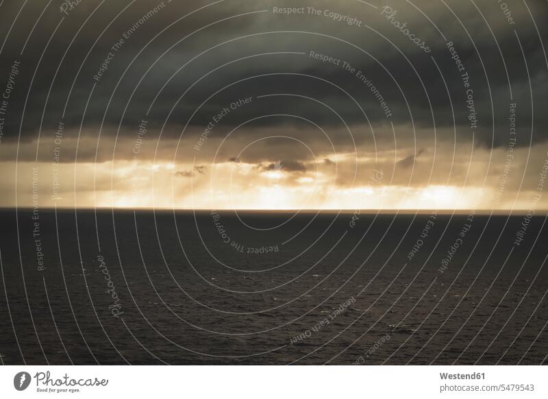 Schottland, Caithness, Blick vom Dunnet Head auf den Pentland Firth, Sturmwolken über dem Meer bei Sonnenuntergang Außenaufnahme außen draußen im Freien