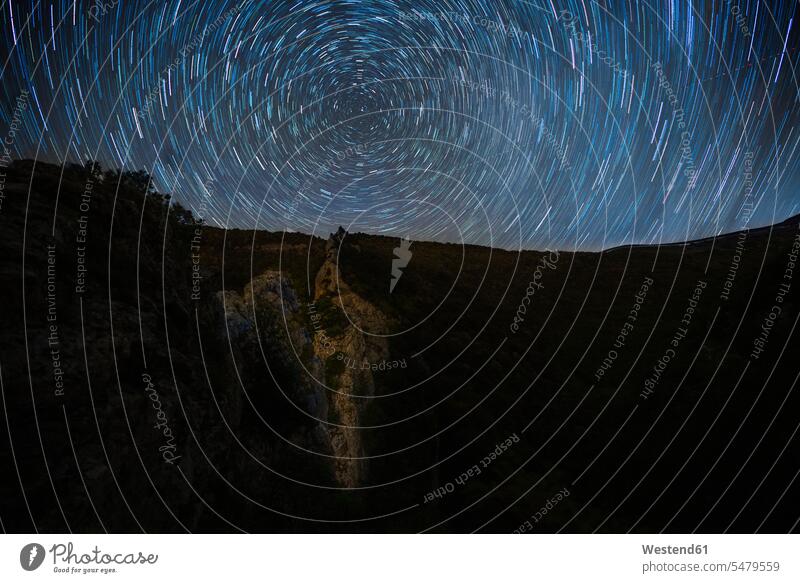 Italien, Sternenpfade über den Monte Cucco bei Nacht Außenaufnahme außen draußen im Freien Flachwinkelansicht Froschperspektive von unten Untersicht