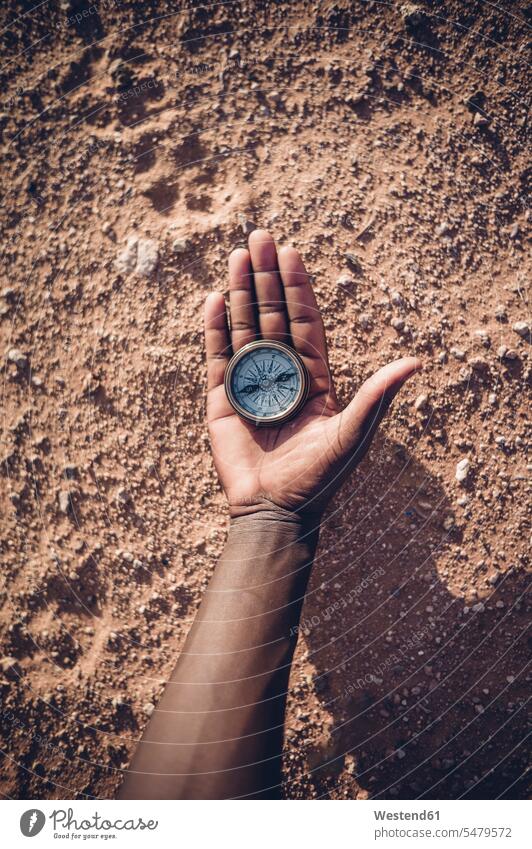 Nordafrika, Sahara-Wüste, Mann' Hand hält Kompass Magnetkompasse Kompasse Natur Sahrauis Sahrawis Sahraouis Saharaui Westsahara junger Mann junge Männer