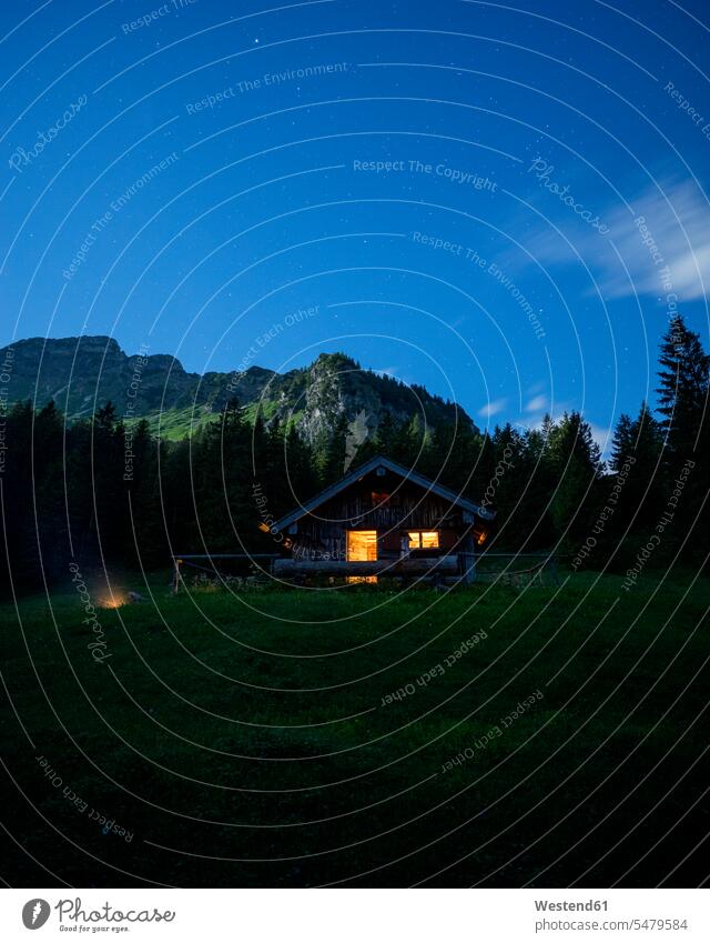 Abgeschiedene Berghütte bei Nacht Außenaufnahme außen draußen im Freien ländliches Motiv nicht städtisch Landschaft Landschaften Natur rustikal Österreich