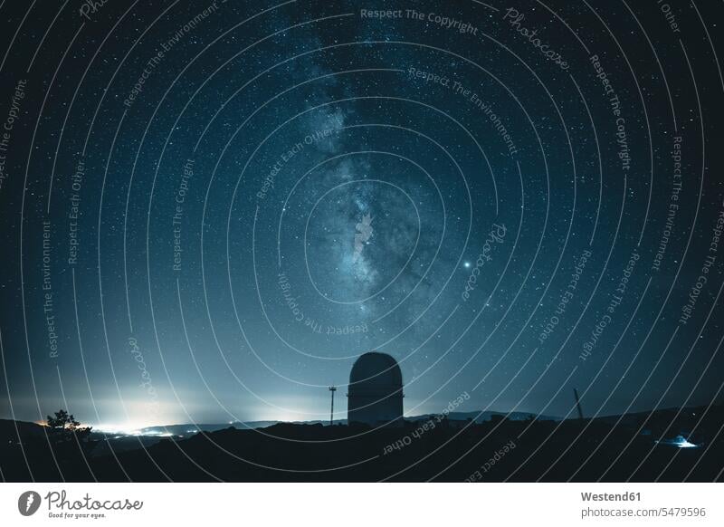 Spanien, Provinz Almeria, Milchstraßengalaxie über dem Calar-Alto-Observatorium bei Nacht Außenaufnahme außen draußen im Freien Galaxie Galaxien Universum