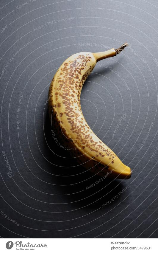 Dunkel gefärbte Banane auf schwarzem Hintergrund, Nahaufnahme Einzelner Gegenstand ein Gegenstand 1 Einzelgegenstand einzeln Gesunde Ernährung