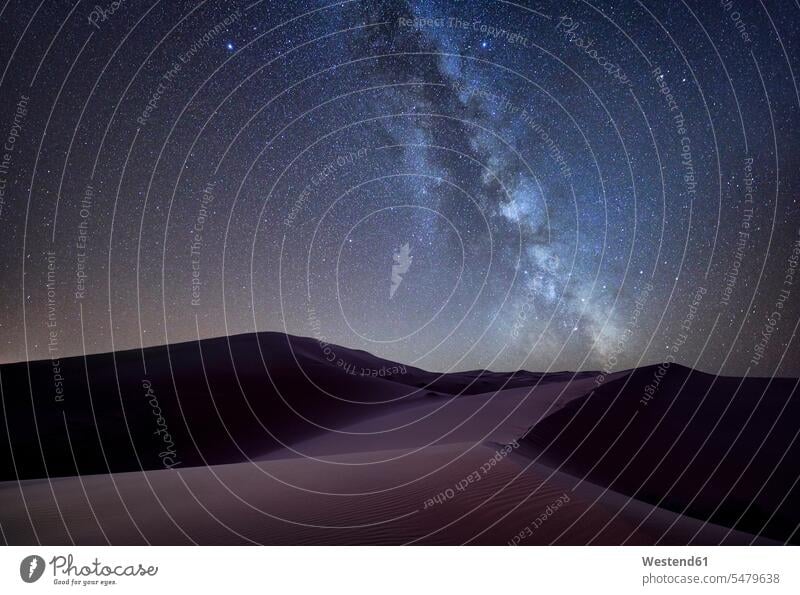 Marokko, Merzouga-Wüste, Milchstraße über Sanddünen Nacht nachts Faszination Ehrfurcht einflößend faszinierend Abwesenheit menschenleer abwesend