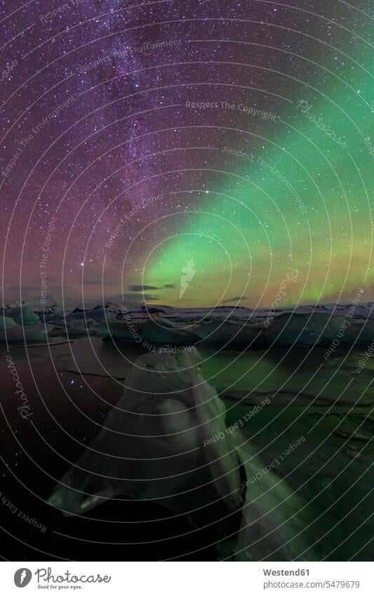 Nordlicht über der Gletscherlagune, Island Republik Island Schoenheit der Natur Ice stimmungsvoll dramatisch Polarlichter Aurora borealis Jahreszeiten