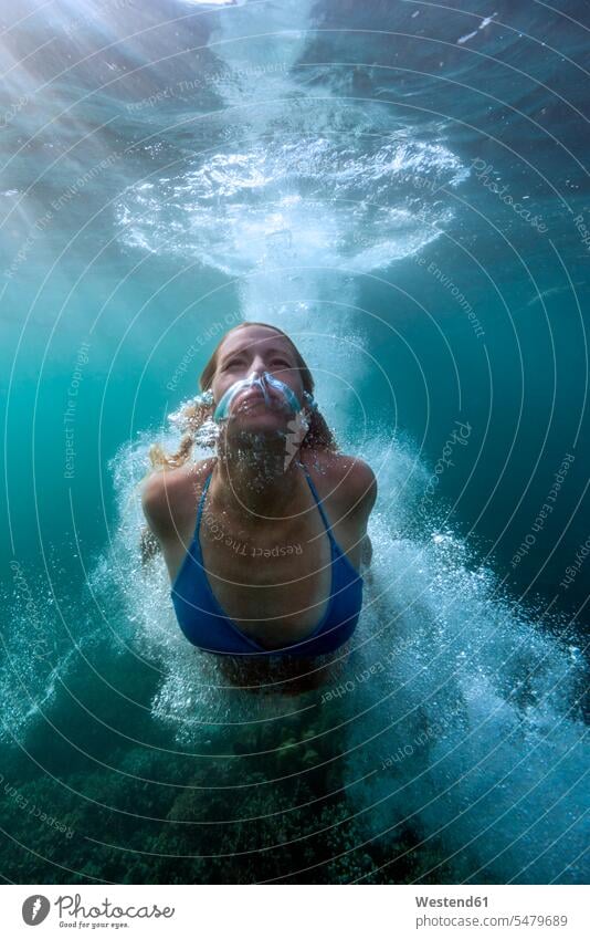 Unterwasseransicht einer jungen Frau beim Tauchen in der Javasee Tag Tageslichtaufnahme Tageslichtaufnahmen Tagesaufnahme am Tag Tagesaufnahmen tagsüber