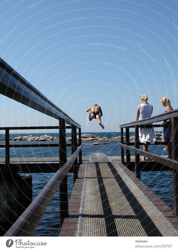 Kopfsprung von hinten Meer Publikum Sprungbrett Bornholm Schwimmbad blond erbseninsel Luftverkehr Dänemark