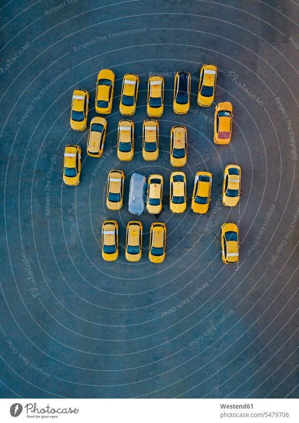 Luftaufnahme von gelben Autos, die auf einem Parkplatz geparkt sind Außenaufnahme außen draußen im Freien Tag Tageslichtaufnahme Tageslichtaufnahmen