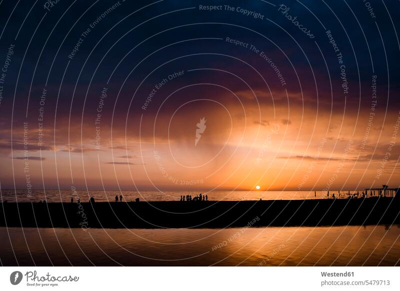 Russland, Sotschi, Niederschlag über dem Meer bei Sonnenuntergang Entspannung relaxen entspannen Ruhe Beschaulichkeit ruhig Ruhige Szene Silhouette Umriß