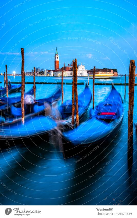 Italien, Venetien, Venedig, Gondeln in der Dämmerung im Yachthafen vertäut mit San Giorgio Maggiore im Hintergrund Außenaufnahme außen draußen im Freien