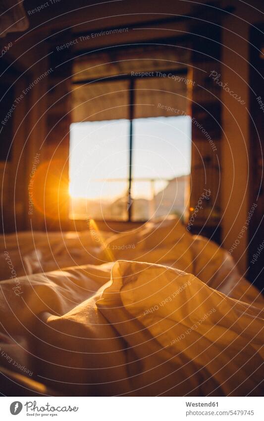 Nahaufnahme eines zerknitterten Laken auf dem Bett während eines sonnigen Tages Abwesenheit abwesend menschenleer Betten Schlafzimmer Zimmer Raum Räume close up