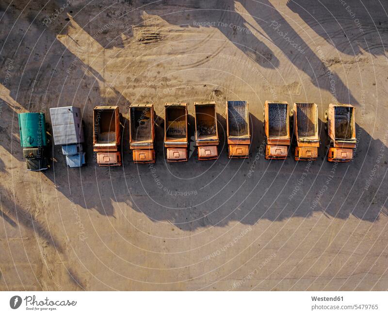 Luftaufnahme einer Reihe alter, nebeneinander geparkter leerer Lastwagen Außenaufnahme außen draußen im Freien Tag Tageslichtaufnahme Tageslichtaufnahmen