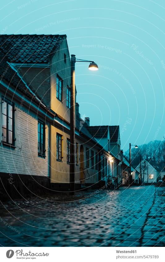 Dänemark, Dragor, Wohnhäuser in der Altstadt in der Dämmerung Abend abends Textfreiraum beleuchtet Beleuchtung Straßenlampe Straßenlampen Straßenlaterne