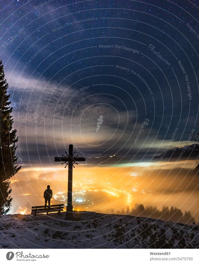 Silhouette eines Mannes, der nachts das beleuchtete Tal bewundert Außenaufnahme außen draußen im Freien Deutschland ländliches Motiv nicht städtisch Landschaft