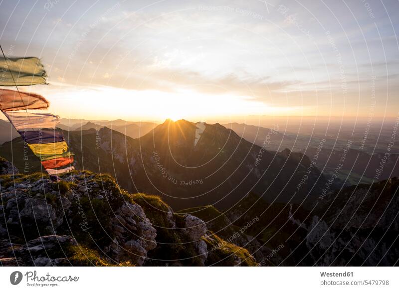Pennon auf Aussichtspunkt bei Sonnenuntergang, Brentenjoch, Bayern, Deutschland abends Ansicht Ausblick Überblick Landschaften Berglandschaften Berge Berggipfel