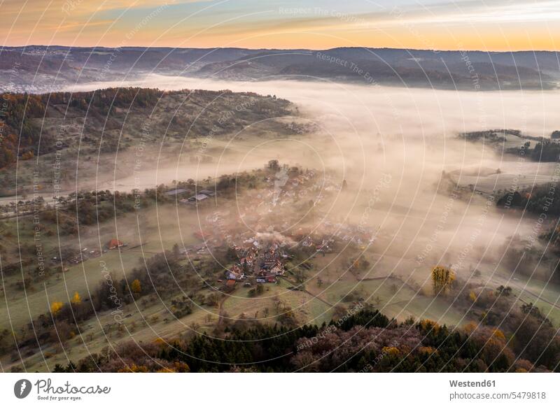 Drohnenansicht des Morgennebeldorfs im Wieslauftal Außenaufnahme außen draußen im Freien Morgendämmerung Dämmerung Morgenstimmung früh Frühe Atmosphäre