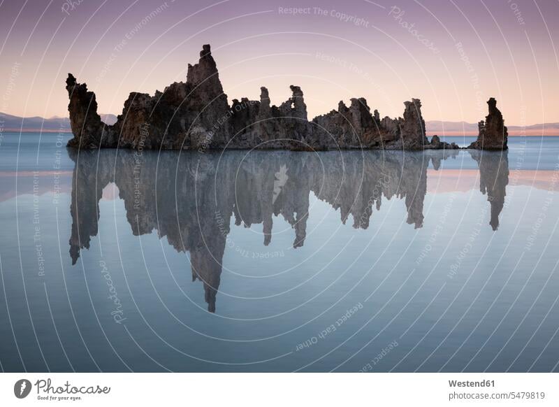 USA, Kalifornien, Lee Vining, South Tufa Area, Mono Lake, Felsformationen am Abend Niemand geheimnisvoll mystisch unberührt Felsengruppe Gesteinsformation