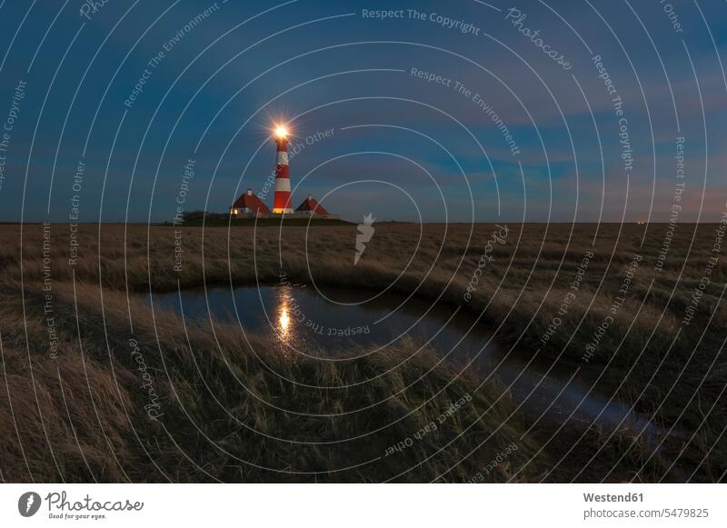 Deutschland, Schleswig-Holstein, Nordseeküste, Blick auf den Leuchtturm von Westerheversand bei Nacht Tag tagsueber Tageslichtaufnahme tagsüber am Tag