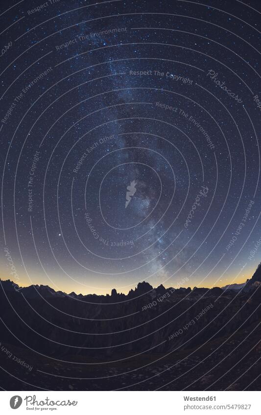 Idyllische Aufnahme der Milchstraße über den Alpen, Italien Astronomie Sternkunde Himmelskunde Naturwissenschaft Naturwissenschaften Wissenschaft Wissenschaften
