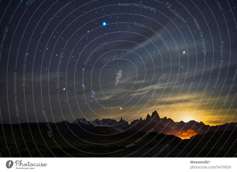 Straße nach El Chalten bei Nacht, Patagonien, Argentinien nachts stimmungsvoll Ansicht Ausblick Überblick Travel Landschaften Berglandschaften Berge Berggipfel
