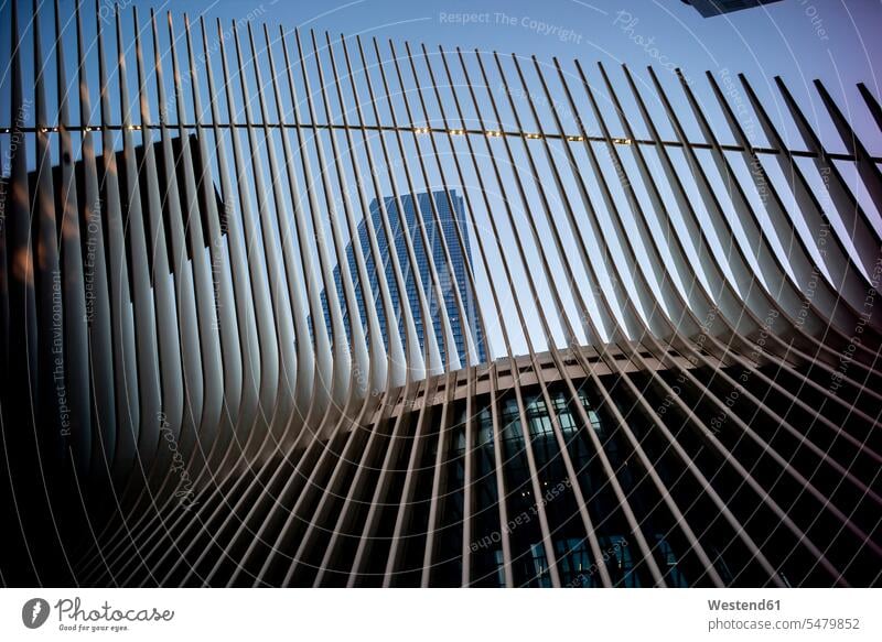 USA, New York, New York City, Spiked Canopy gegen hohe moderne Wolkenkratzer Außenaufnahme außen draußen im Freien Tag Tageslichtaufnahme Tageslichtaufnahmen