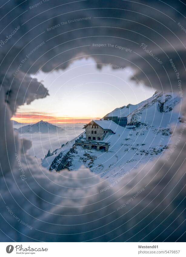 Abgeschiedene Berghütte durch ein Loch im Schnee gesehen Löcher ländliches Motiv nicht städtisch Landschaft Landschaften Natur verschneit eingeschneit Berge