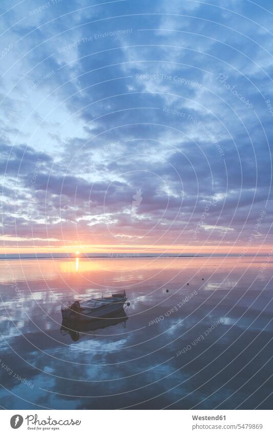 Boot auf der Ostsee bei Sonnenaufgang, Kurische Nehrung, Litauen mysterioes mysteriös mystisch Mystizismus Wolken Schoenheit der Natur stimmungsvoll bedeckt
