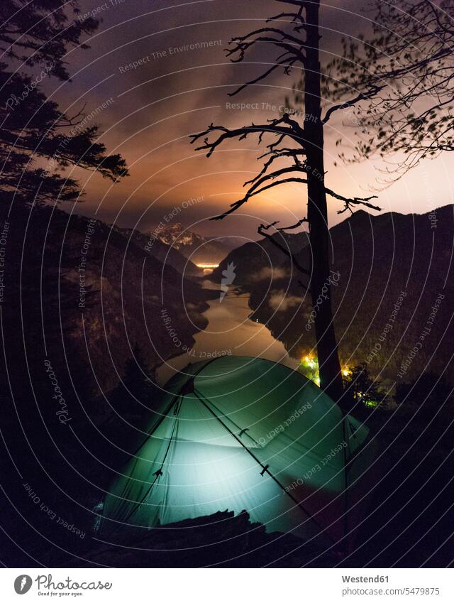 Beleuchtetes Zelt nachts am Rand des Plansees aufgestellt Außenaufnahme außen draußen im Freien ländliches Motiv nicht städtisch Landschaft Landschaften Natur