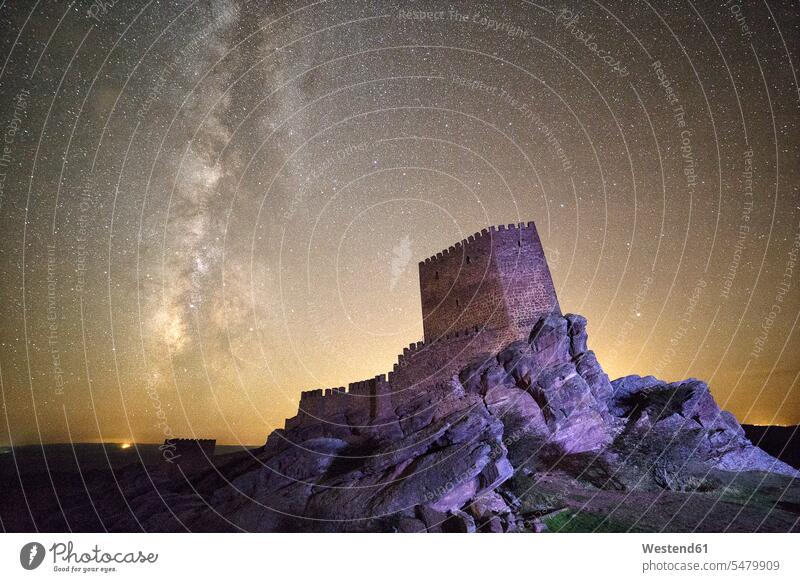 Spanien, Guadalajara, Burg von Zafra bei Nacht, Sternenhimmel Fantasiewelt Fantasy Burgen Festung Festungen historisch historisches geschichtlich geheimnisvoll
