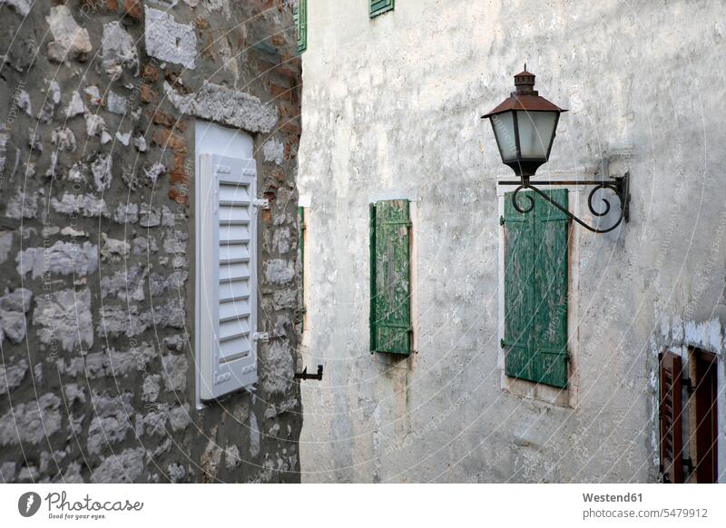 Kroatien, Istrien, Rovinj, Alte Gebäude in der Stadt mit Straßenlampe Beleuchtungen Lampe Lampen alte alter altes Baukunst Bauwerke Haeuser Häuser wohnen
