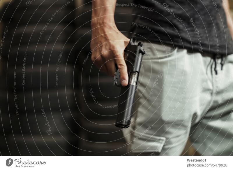 Nahaufnahme eines Mannes, der eine Pistole hält Pistolen Schußwaffe Männer männlich halten Schießstand Schiessstaende Schießstände Schiessstand Waffe Waffen