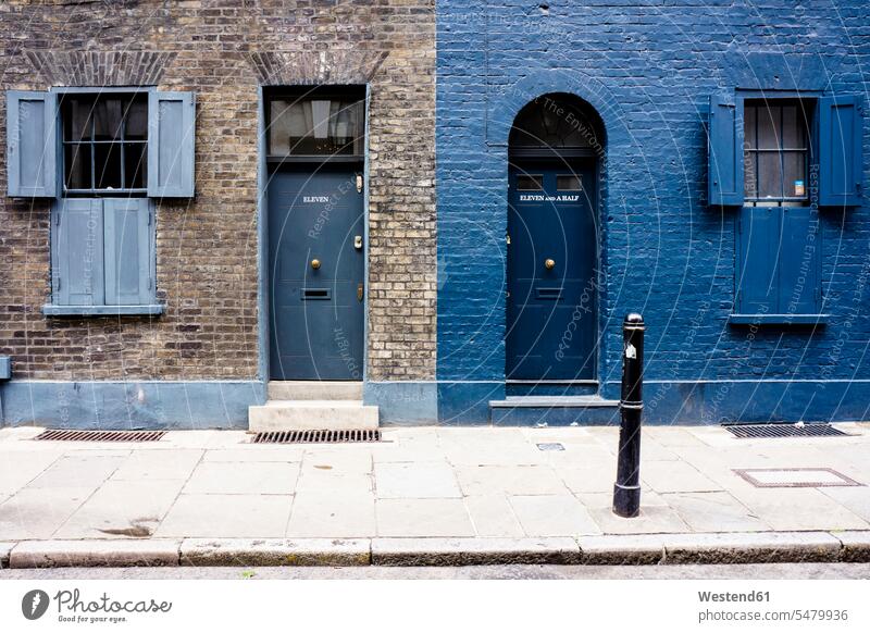 UK, London, Whitechapel, Eingänge und Fenster von zwei Häusern Hauptstadt Hauptstaedte Hauptstädte Gehsteig Buergersteig Gehwege Gehsteige Trottoir Bürgersteig