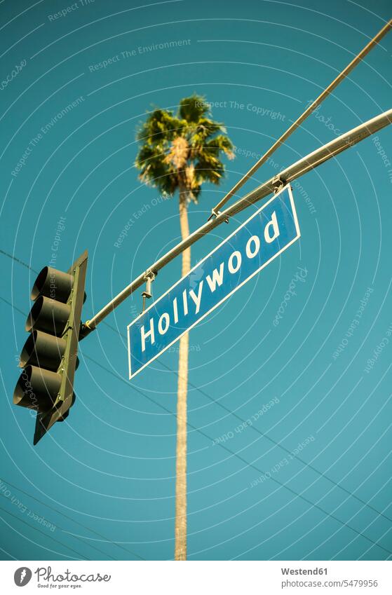 USA, Kalifornien, Stadt Los Angeles, Ampel mit Hollywood-Schild gegen klaren türkisfarbenen Himmel Außenaufnahme außen draußen im Freien Tag Tageslichtaufnahme