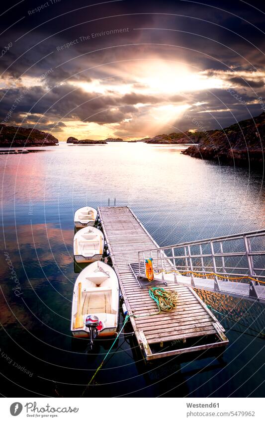Pier mit Booten, Kabelvag, Lofoten, Norwegen Wasserfahrzeug Erwartung sehnsüchtig Streben leere hoffen Travel Anlegestelle Stege Berge Wolken Inseln sonnig