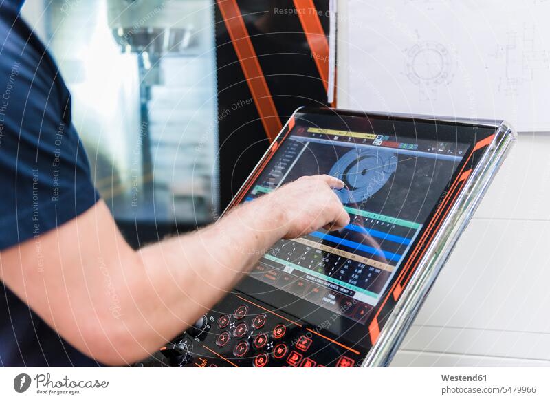 Nahaufnahme einer von Menschen betriebenen Maschine in einer Industriefabrik arbeiten Arbeit Bildschirm Monitor Screen Monitore Bildschirme Screens Fabrik