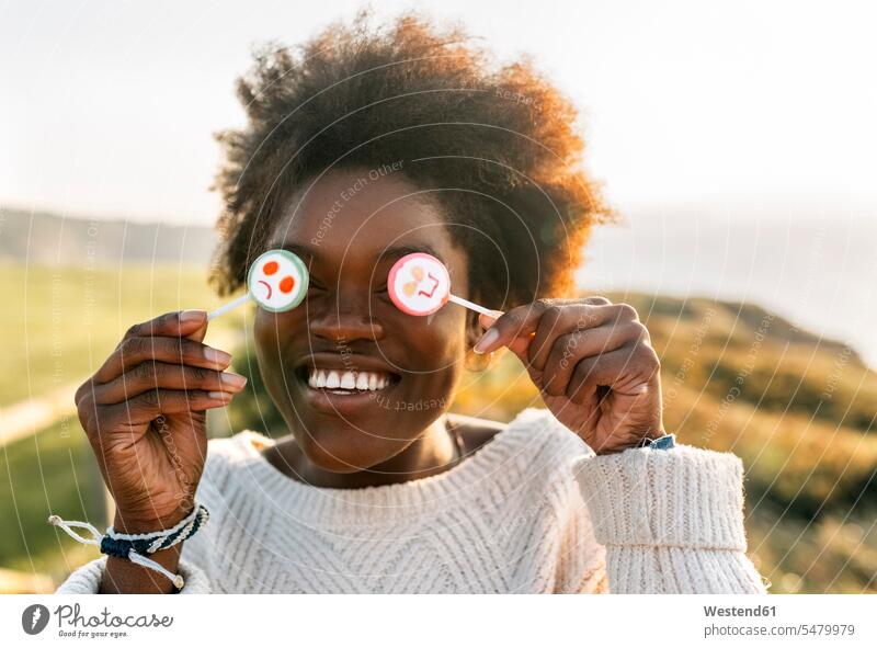 Junge Frau amüsiert sich mit Lollipops Lutscher Lollis Dauerlutscher weiblich Frauen glücklich Glück glücklich sein glücklichsein Süßigkeiten Süßes Essen Food