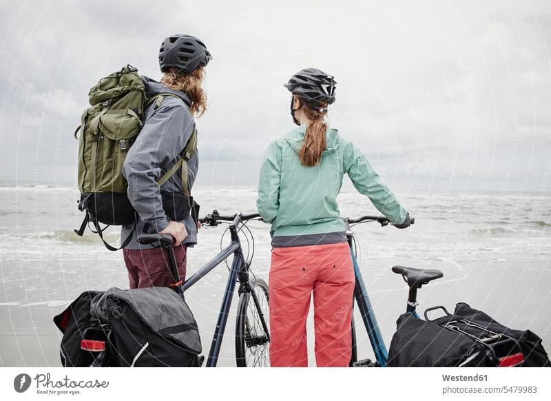 Deutschland, Schleswig-Holstein, St. Peter-Ording, Ehepaar mit Fahrrädern am Strand Fahrrad Bikes Räder Rad Beach Straende Strände Beaches Paar Pärchen Paare