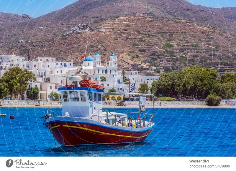 Griechenland, Amorgos, Fischerboot auf dem Meer Stadtansicht Bucht Buchten Tag am Tag Tageslichtaufnahme tagsueber Tagesaufnahmen Tageslichtaufnahmen tagsüber