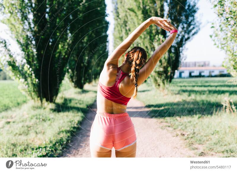 Italien, Toskana, Sportlerin, Stretching dehnen strecken stehen stehend steht Dehnübung Frau weiblich Frauen Freizeit Muße Dehnung stretchen Sportlerinnen