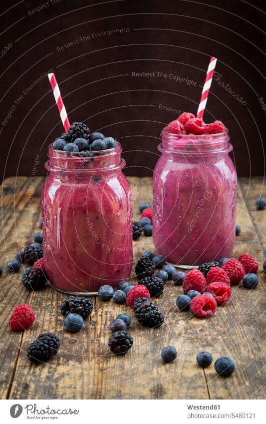 Zwei Gläser mit verschiedenen Frucht-Smoothies Food and Drink Lebensmittel Essen und Trinken Nahrungsmittel Brombeersmoothie Brombeer-Smoothie Himbeere