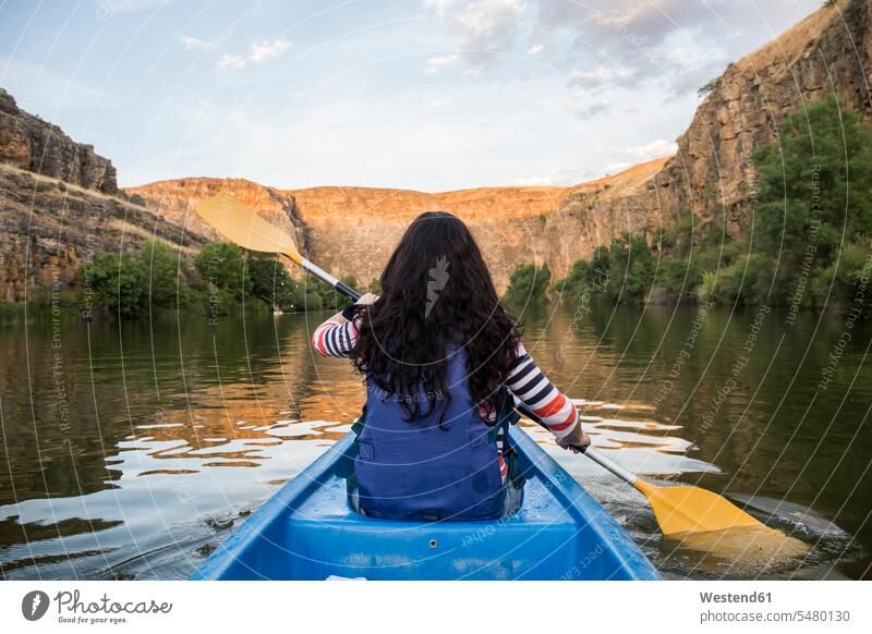 Spanien, Segovia, Frau in einem Kanu in Las Hoces del Rio Duraton Kanufahrerin Kanufahrerinnen Freizeit Muße Sport Fluss Fluesse Fluß Flüsse Kanus Kajakfahren