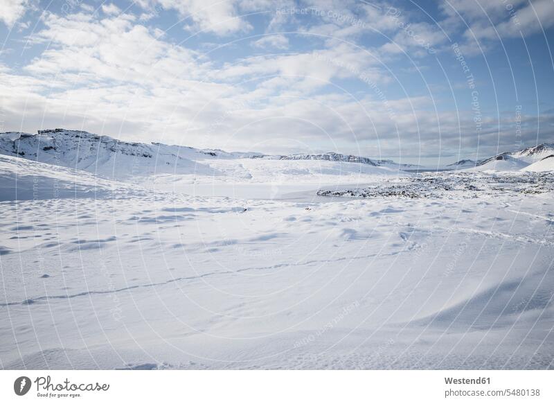 Island, schneebedeckte Landschaft Wolke Wolken bewölkt Bewölkung Bewoelkung wolkig bewoelkt Außenaufnahme draußen im Freien weiß weißes weißer weiss