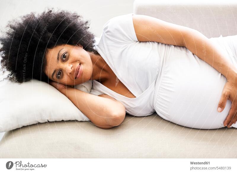 Schwangere Frau entspannt auf der Couch schwanger schwangere Frau weiblich Frauen liegen liegend liegt Erwachsener erwachsen Mensch Menschen Leute People