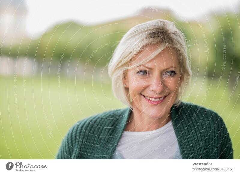 Porträt einer glücklichen älteren Frau in der Natur Seniorin Seniorinnen alt Portrait Porträts Portraits lachen Senioren weiblich Frauen Erwachsener erwachsen