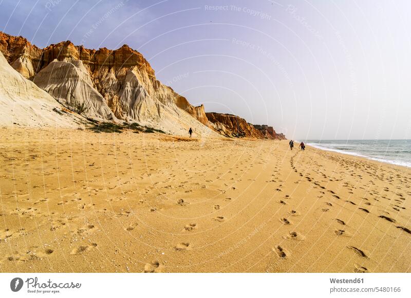Portugal, Algarve, Vilamoura, Steilküste, Strand Praia da Falesia Freizeit Muße Schönheit der Natur Schoenheit der Natur Menschen zufällige Personen Erholung